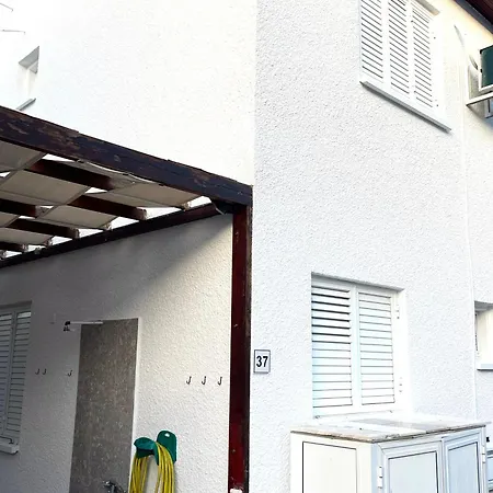 The Mediterranean Sea At Your Doorstep!! Nyaraló *