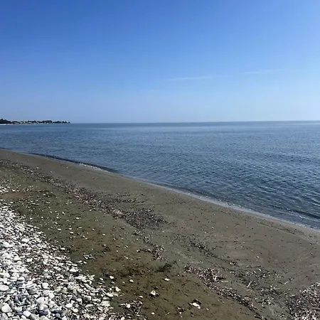 The Mediterranean Sea At Your Doorstep!! بيت للعطل Meneou