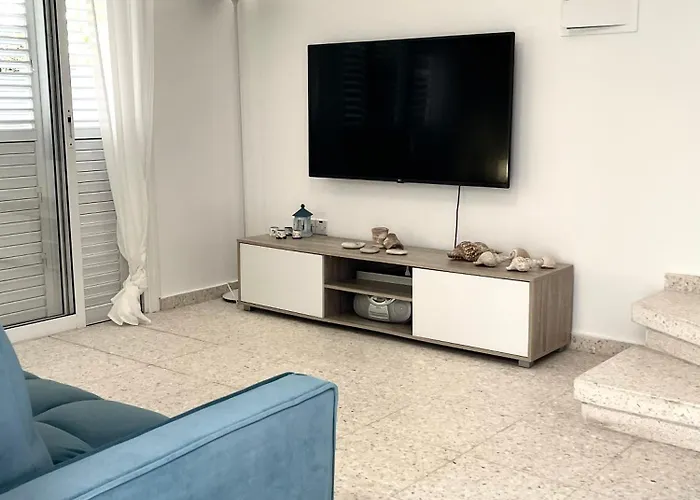 The Mediterranean Sea At Your Doorstep!! 別荘 *